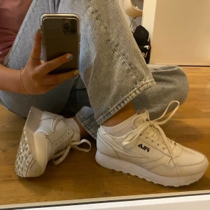 FILA skor - Vita skor från fila med hög sula. Använt fåtal gånger. Kunden står för frakt! Bud i kommentarsfältet. Ordinarie pris: 900 kr