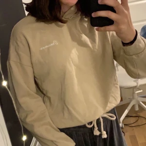 Hoodie - Beige hoodie från ginatricot. Använd några gånger men är i bra skick. Storlek XXS men stor i storlek sitter bra på mig som har S. Säljer för 60 +frakt