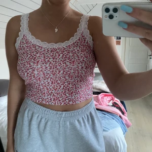 Jätte fint linne från Urban outfitters, storlek M.  - Aldrig använt eftersom den e lite för stor för mig:( köpt för ungefär 250kr