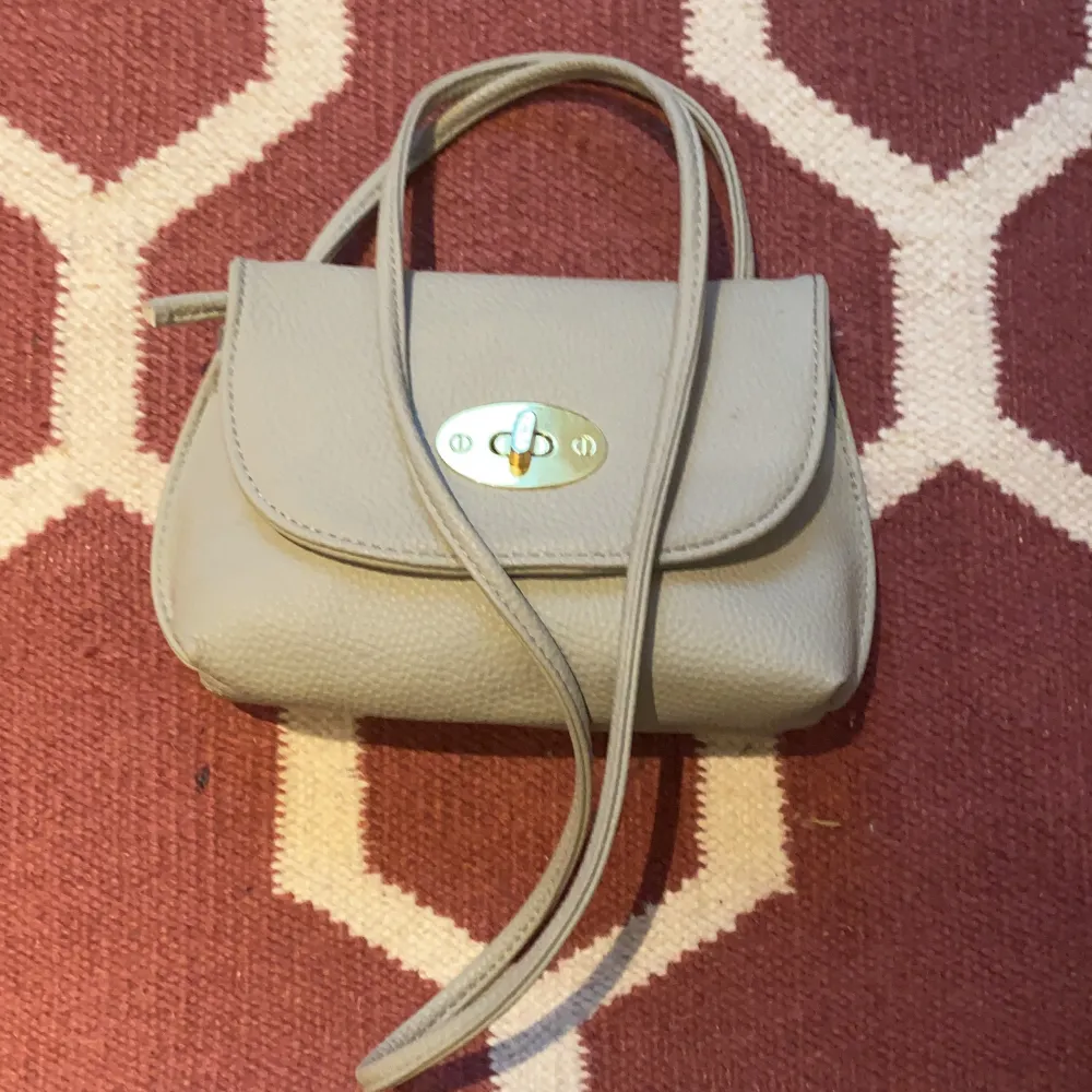 En söt liten och smidig handväska i använt skick.. Accessoarer.