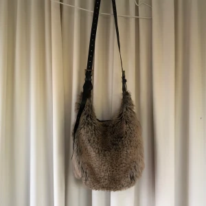 Pälsväska - Ball väska i päls. Fin kavlité🥰