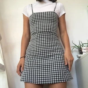 Klänning - Så otroligt gullig klänning som jag tyvärr inte använder längre. Visas på en S men passar även XS. Passar till allt. Underbart fin med en turtleneck under. EJ SÅLD 