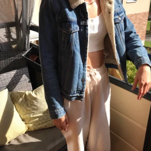 Levi’s fodrad jeansjack strl M - Fodrad jeansjacka från levi’s i dam modell! Jackan är sparsamt använd och har inga slitningarna. Mycket fin höst jacka men fungerar även som vinterjacka om man har tjockare plagg under.  FLER BILDER KAN SKICKAS VID INTRESSE!