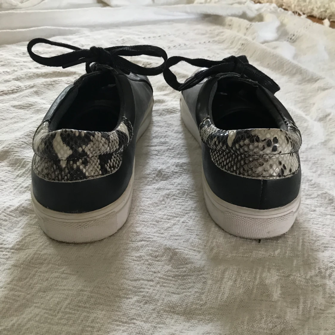 Svarta skor med mönster strl 39 - 90