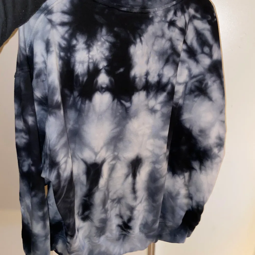 Supersnygg sweatshirt med tie-dye mönster inköpt för ca 1 år sedan! Använd fåtalet gånger, men säljer nu för att den inte kommer till användning tyvärr! Storleken är One Size, jag har normalt 34-36 och på mig satt den over-sized, men den passar dom flesta skulle jag säga! Dm:a vid intresse! Frakt tillkommer💕. Tröjor & Koftor.