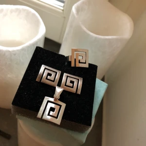 Äkta silver set i jättebra skick - Knappt använda ✨ Allt stämplat (925) ✨ hänge 1.5x1.5 cm, örhänge 1.5x1.5 cm och ring 1.5x1.5 cm, storlek 18 mm✨ Ask ingår ej✨ 300 kr + frakt 11 kr