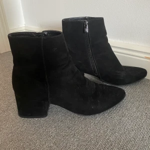 Boots med klack  - Boots med klackar i bra skick, knappt använda. Klacken är ca 5 cm hög. Väldigt bekväma! Köparen står för frakten.