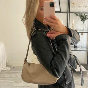 Väska - Säljer en supersnygg och populär beige väska från GinaTricot. Väskan är tyvärr inte använd så mycket då den inte är i min stil - men därför i ett väldigt gott skick. Frakt:60kr. Bud i kommentarer. 