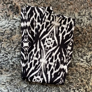 Kjol - Högmidjade kjol som går till knäna. Använt några gånger