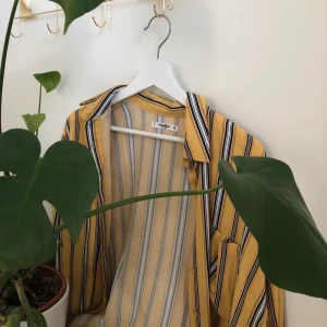 Snygg blus!! - Detta är en blus som bara stått i garderoben utan att jag använt den. Den är i storlek S. Köparen står får frakt. Det är bara och buda!! Denna blus går att styla hur man vill. 😊💜