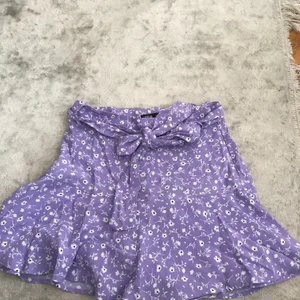 Zara kjol - Kjol från zara, köpt för 1 månad sedan, aldrig använd. Byxor under.