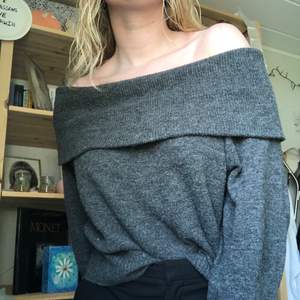 Jättefin och suprmysig off-shoulder tröja från H&M. Köpt på en bloppis och har inte använt den särskilt mycket sen dess. Köparen står för frakt!🌟💞