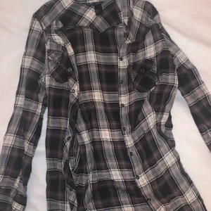 Rutig skjorta - Säljer denna skjorta då den inte används! Köpt på secondhand