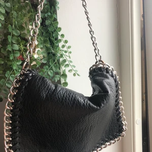 Pricilla väska  - Praktisk och rymlig snygg väska, som bara använts några få gånger. Passar till allt 🧚🏽‍♀️ kan mötas upp i Stockholms området annars står köparen för frakt 