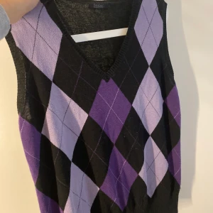 Trendig väst - Budgivning på denna skitsnygga slip on väst med snygga lila detaljer💜Skriv privat för flera bilder.                           bud❗️300kr❗️