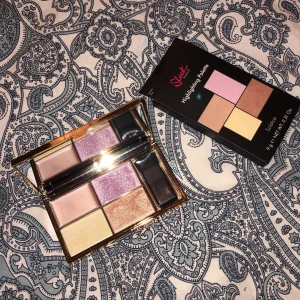 Highlighter  - Jag säljer en helt ny highlighter palette ifrån sleek 🌸
