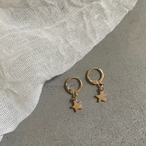 Kate earrings - Dessa drömmiga örhängen finns nu att köpa på @byloviz💓🥰