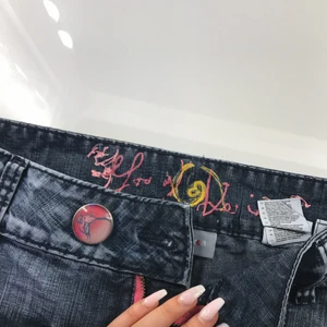 Back to front jeans - Säljer dessa backtofrontjeans med unika detaljer, passar XS🤍🤍