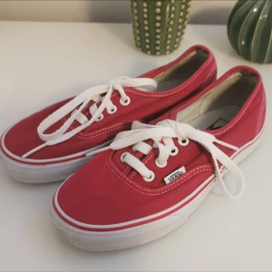 VANS 36 - Hejj! Säljer ett par nästintill oanvända röda vans. Bara litet märke (sista bilden) som knappt syns. Nypris är ca 700 kr! Frakt tillkommer på ca 70 kr! Betalning sker via swish! Hör gärna av dig för fler bilder eller andra frågor 💞 Upphämtning i Thn/Vän