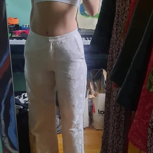 Vita och rosa kostymbyxor - Ljusrosa kostymbyxor med fina vita broderingar. Jättesköna, storlek S typ. Utsvängda och inte särskilt tajta på mig som är typ S. En tidigare favorit, men har tröttnat en aning. Pris kan diskuteras.