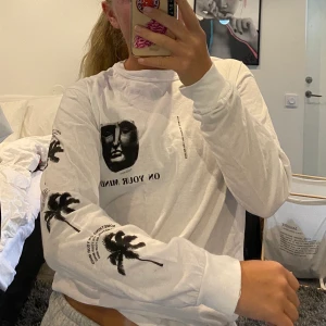 Långärmad tröja💕 - En cool tröja från Urban Outfitters, är använd Max 5 gånger, den är oversized i storleken ❣️ buda gärna, o köparen står för frakten😙