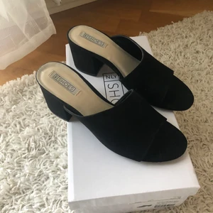 Skor - Aldrig använda. Säger pga att jag aldrig fått användning av dom och nu är dom för små. Väldigt fina passar till både jeans eller klänning. Kartong finns! Frakt tillkommer storlek 36