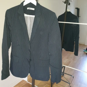 Kavaj - Kavaj svart m vita smala ränder 