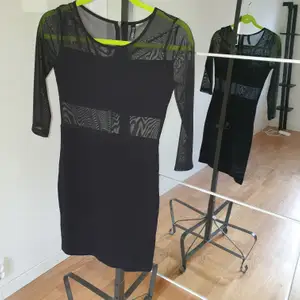 Svart klänning med transparenta inslag 