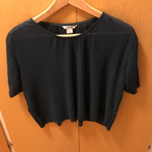 Monki blus strl S grön - Oanvänd, ribbad, mossgrön blus från Monki. Utgångspriset är 130kr (frakt ej inräknad) . Buda i kommentarerna. För mer info eller bilder skriv privat. 