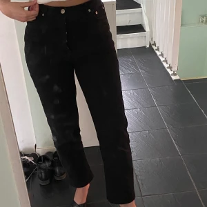 Straight High Waist Jeans - Snygga high waist jeans i storlek 38! Använda en gång och passar S-M🖤 frakt tillkommer INTE