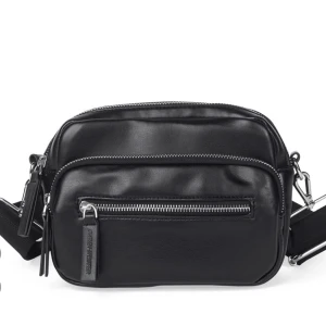 Väska - Super snygg väska💖 Använd endast ett fåtal gånger så mycket bra skick🌟 band medkommer