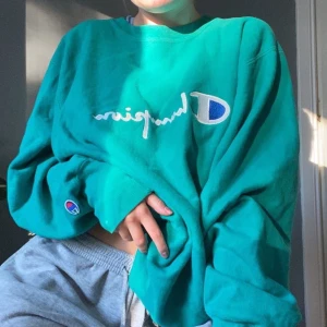 Champion sweatshirt - Superfin grön sweatshirt från champion! Sitter väldigt fint oversize för mig som bär S i vanliga fall. Lägger upp tröjan igen pga oseriös köpare! BUDA✨ högsta bud 445kr✨ köp direkt för 470 inklusive frakt!!!