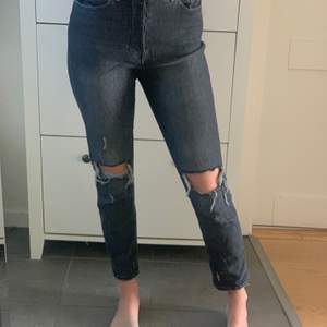 Dessa svart ”urtvättade” jeans från h&m är i strl 34 och jag är 175 cm lång
