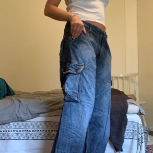 XDYE byxor - Byxor från okänt märke inköpta second hand, använda men hela. Jag är 1,74 och man kan se längden på sista bilden! Går att dra åt i midjan med snöre som är insytt✨✨ möts upp på söder eller fraktar, fraktkostnad tillkommer!