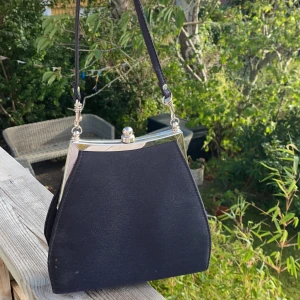 Snygg väska  - Säljer denna snygga väskan som är köpt för ca 300 kr och säljer den nu för 100 kr, köparen står för frakt, kan mötas upp i Helsingborg❤️🥰skriv en kommentar om ni är intresserade, ni kan också buda i kommentarerna 