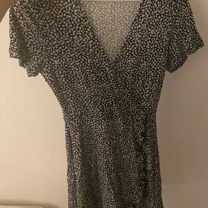 Klänning från Pull&bear i storlek S - Klänningen är i strl S. Knappt använd och säljer för den är lite för kort för mig. Är 172cm lång. Säljes för 100kr+frakt