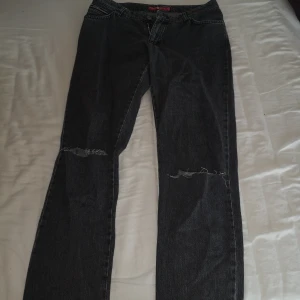 raka jeans - Raka gråa jeans med hål på knäna, har även en slit nere vid benen. sitter jättebra på och formar kroppen fint, storlek S💞