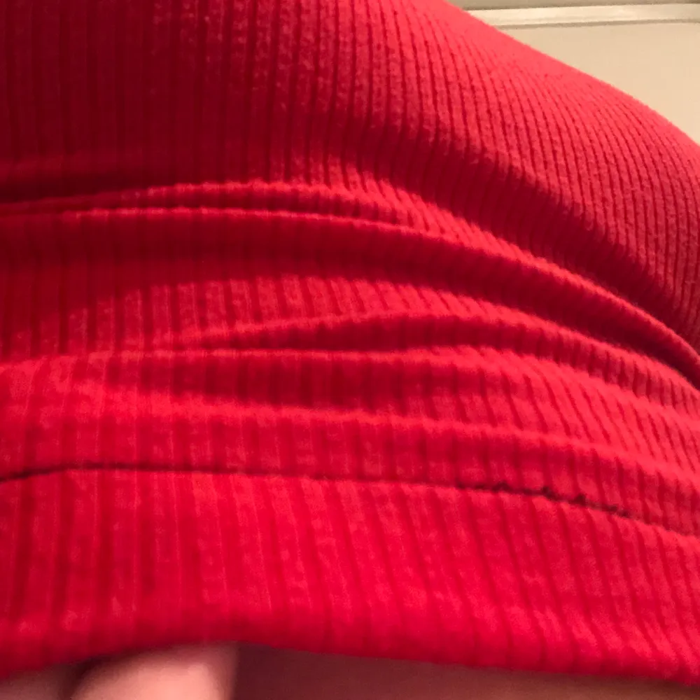 Rött linne som är klippt och insytt, innan varit en figursydd röd klänning men nu en kort topp! Sista bilden visar sömmarna (som i verkligheten knappt syns) . Toppar.