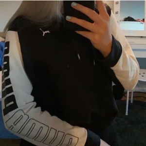 Hoodie puma - En jätte skön fin hoodie från puma, ganska tunn.💗💗