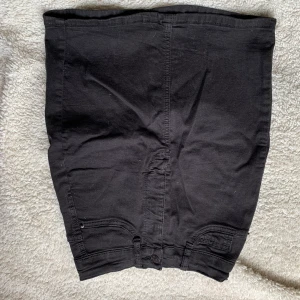 Jeanskjol  - Svart jeanskjol från Gina Tricot. Skitsnygg tyvärr för liten. Använd fåtal gånger. Bra skick. 