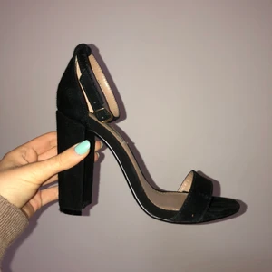 Steve Madden sandaletter - Sjukt snygga svarta sandaletter i mocka från Steve Madden. Använda en gång och i mycket fint skick. 11cm hög klack storlek 36. Passar en smal fot. Perfekta tills studenten!