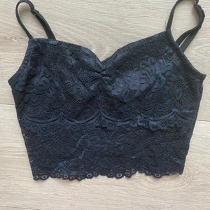 Svart top  - Svart top i storlek xs men själv är jag S och den passar mig. 65 kr inkl frakt om de är många intresserade får ni buda, skriv om du undrar något mer💕