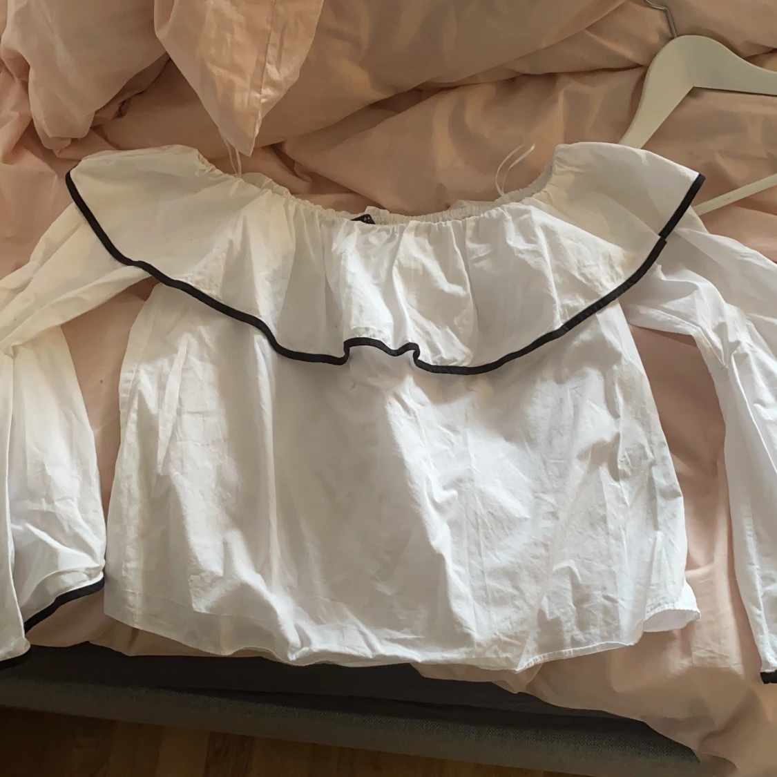 Off-shoulder topp vit  - 91