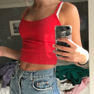 Rött linne från new yorker - Knappt använt rött linne från new yorker, rätt så låg i ryggen vilket enligt mig är supersnyggt!!❤️ nypris 99kr