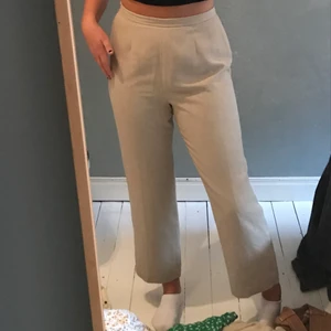 Beige:a kostymbyxor - Jättesnygga, figursydda kostymbyxor från Humana. Dem är tyvärr lite korta på mig då jag är 175:( strl är oklar men jag är strl 27 ungefär. Budning i kommentarsfältet!