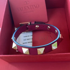 Intressekoll Valentino Armband - Inte använt mycket. Box medföljer. Accepterar endast seriösa bud! Går ej ner i pris.