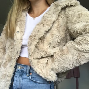 Pälsjacka  - Jätte mysig och varm Fakepälsjacka frå Vero Moda i storlek M