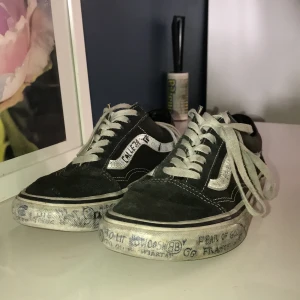 Storlek 38 - Slitna vans, men as coola med klotter på. 100kr + frakt😁