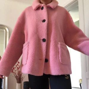 Rosa pälskappa - Säljer denna superfina pälskappa. Jag köpte den secondhand från en tjej på Depop så vet faktiskt inte vart den är ifrån. Skulle säga att jackan är i stolek 38. Vanligtvis är jag en stolek 36 men jag gillar när det ä oversized😍 köparen står för frakten!