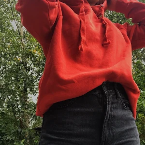 Röd hoddie  - Säljer min röda hoddie från ginatricot i Storlek S. Aldrig kommit till så stor användning heller